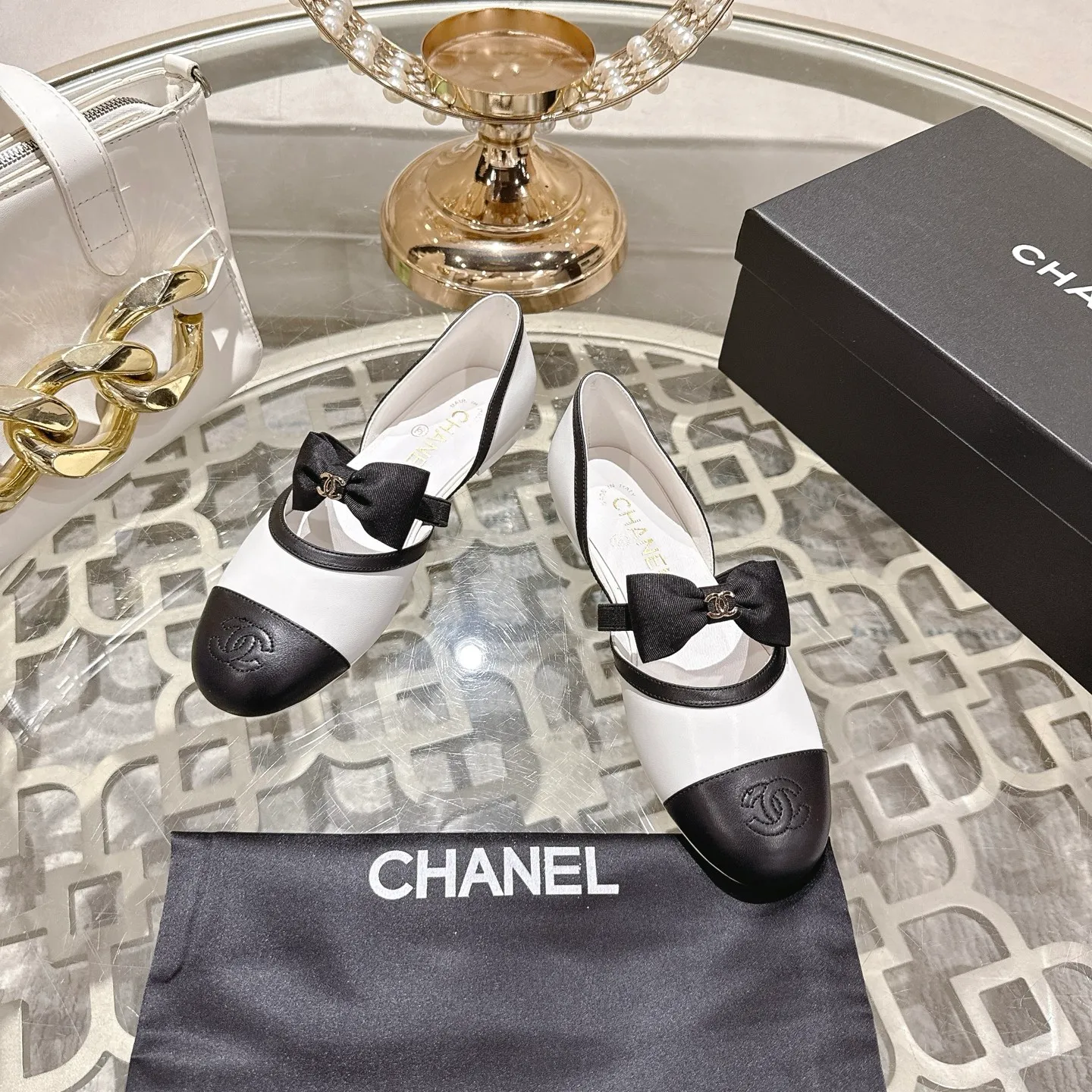 👟👟Ex-factory price 560👟👟 Leather surface [purchasing-grade quality] CHANEL Xiaoxiang 25/A new summer bow-tie shoes 💃 This pair of loafers is really breathtakingly beautiful! Made of cowhide fabric + imported mesh, every detail exudes a sense of high-end ~ classic bow design, Italian genuine leather sole, comfortable and classy on the feet, a perfect must-have for fairies!  🌟 All counters are from the same source! All materials are customized according to the original 1:1, and are developed and patterned from genuine products. The quality is absolutely assured ~ a classic that must be bought every year, a versatile artifact that looks great whether paired with skirts or jeans!  💖 The perfect finishing touch for summer outfits, sisters, just do it! 👉 Fabric: Imported sheepskin Lining: Imported sheepskin Outsole: Private molded outsole Code number: 35-40 (41 customized, non-returnable) Leather surface